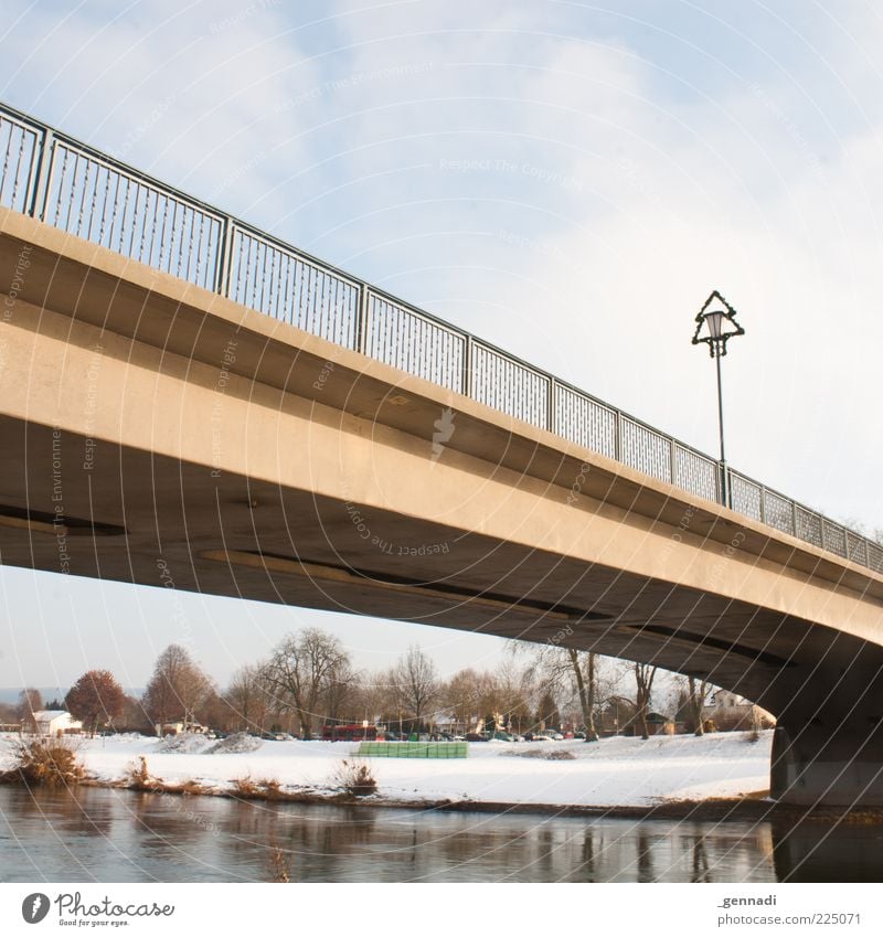 __/|¯¯¯¯¯¯¯¯|\__ Umwelt Natur Wasser Himmel Wolken Schönes Wetter Flussufer Höxter Brücke Geländer Brückengeländer Laterne Weihnachten & Advent kalt Architektur