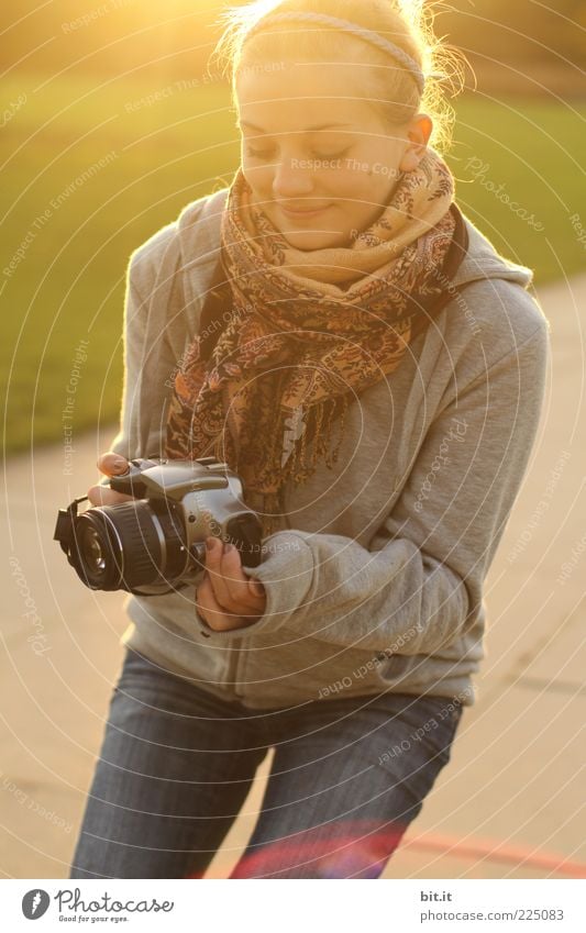 für froggy & akai feminin Junge Frau Jugendliche Gesicht 1 Mensch blond Fröhlichkeit Glück schön dünn Fotokamera Fotografieren Schal Freude Kapuzenpullover