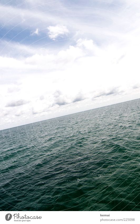 Leichter Wellengang Umwelt Wasser Himmel Wolken Sonnenlicht Sommer Klima Schönes Wetter Ostsee Meer groß Unendlichkeit grün Horizont Ferne Meerestiefe unruhig