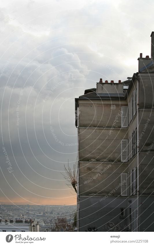 PARIS Hauptstadt Stadtrand Gebäude Mauer Wand Fassade Fenster außergewöhnlich bedrohlich dunkel Aussicht Surrealismus Paris Wolken Wetter Farbfoto