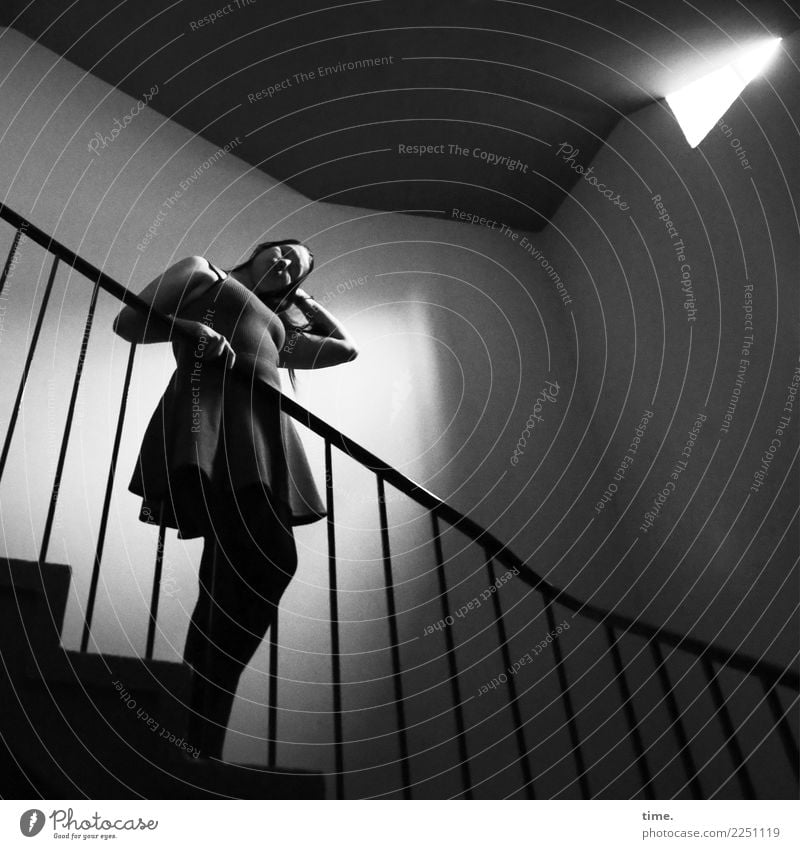 Frau im Treppenhaus feminin Erwachsene 1 Mensch Mauer Wand Lichtschacht Treppengeländer Kleid brünett langhaarig beobachten festhalten Blick stehen ästhetisch