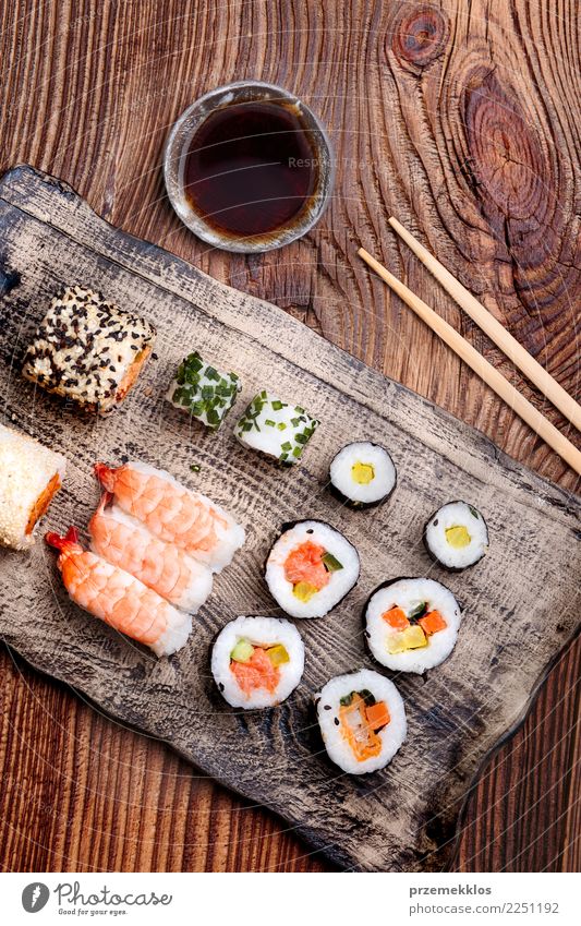 Sushi stellten auf Tonwarenplatte mit Essstäbchen und Sojasoße ein Lebensmittel Meeresfrüchte Mittagessen Teller Tisch Holz Rost frisch lecker oben Tradition