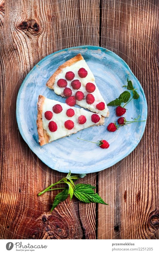 Hauptkuchen auf blauer handgemachter Tonwarenplatte Lebensmittel Frucht Dessert Süßwaren Tisch Holz Rost lecker oben backen Kuchen Keramik Essen zubereiten