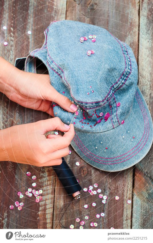 Deko-Kappe mit Pailletten nach DIY-Ideen Design Freizeit & Hobby Dekoration & Verzierung Tisch Handwerk Schere Junge Frau Jugendliche Erwachsene 1 Mensch Kunst