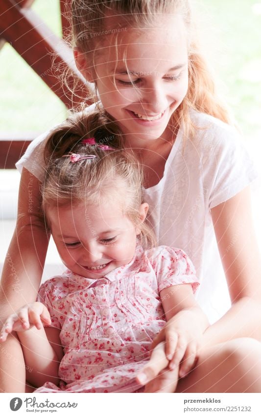 Mädchen und ihre kleine Schwester, die zusammen Zeit verbringen Freude Glück Spielen Kind Kleinkind Junge Frau Jugendliche Familie & Verwandtschaft Kindheit 2