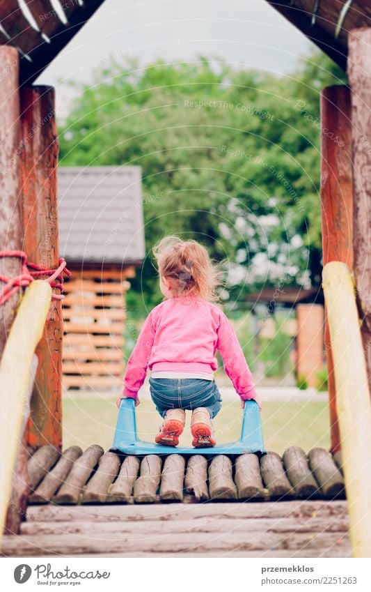 Kleines Kleinkindmädchen, das im Spielplatz steht auf Dia spielt Freude Glück Sommer Garten Kind Mädchen Kindheit 1 Mensch 3-8 Jahre Park Spielen klein niedlich