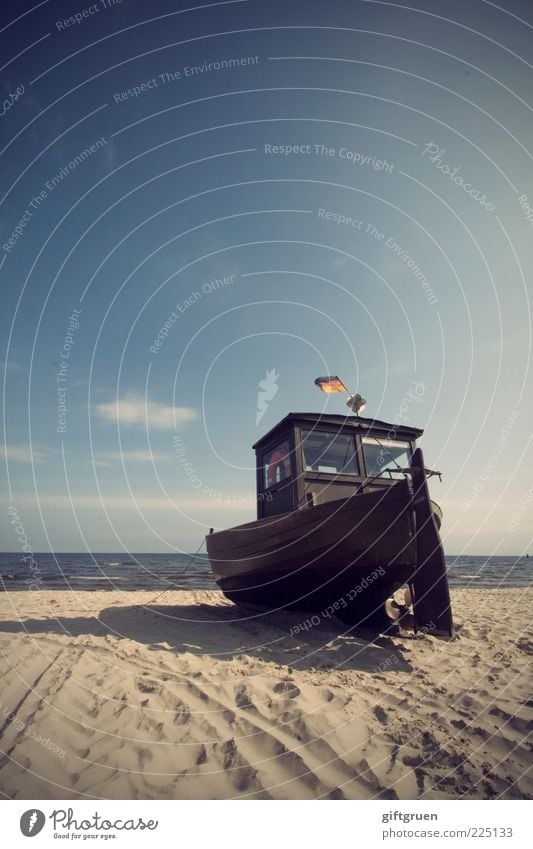 auf dem trockenen Fischerboot Umwelt Natur Landschaft Urelemente Sand Wasser Himmel Sommer Schönes Wetter Küste Ostsee Meer alt Fahne Deutsche Flagge Sandstrand