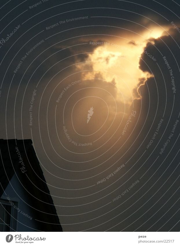 Zorn des Herrn Unwetter Wolken Sonnenstrahlen Licht Haus Himmel Gewitter