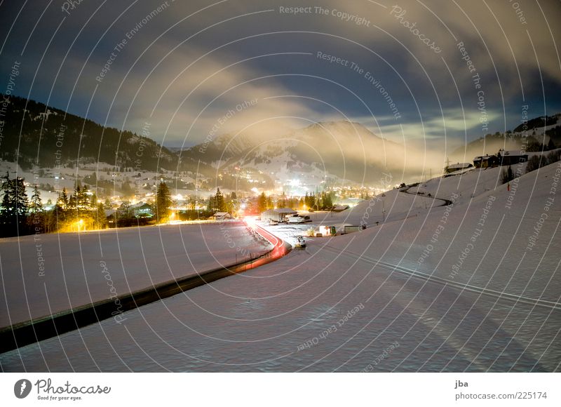 Blick nach Gstaad Erholung Tourismus Winter Schnee Winterurlaub Berge u. Gebirge Umwelt Wolken Nachthimmel Schönes Wetter Nebel Alpen Saanenland Schweiz Dorf