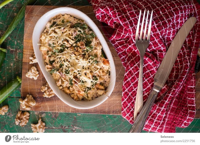 guten Hunger Essen Auflauf Auflaufform Besteck Messer Gabel Vegetarische Ernährung vegetarier Käse Walnuss Zucchini Lebensmittel Farbfoto Innenaufnahme