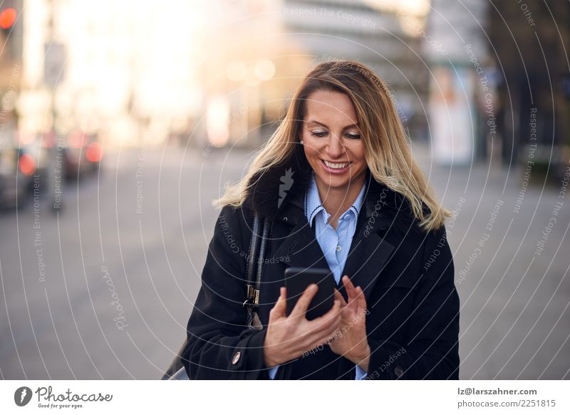 Moderne Frau beschäftigt mit Telefon in der City Street Lifestyle lesen Ferien & Urlaub & Reisen PDA Technik & Technologie Erwachsene 1 Mensch 45-60 Jahre Stadt