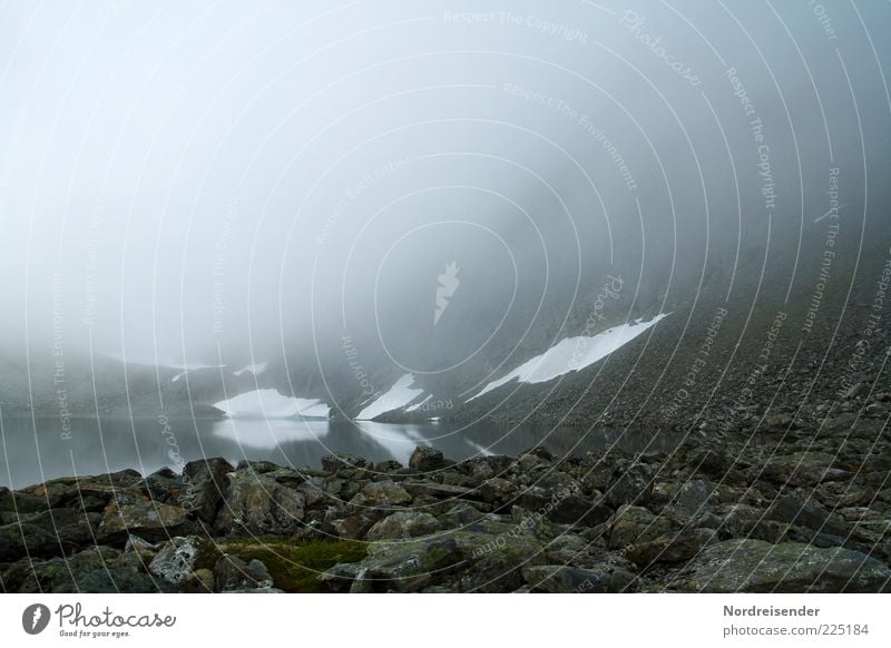 Vorherrschende Wetterlage Ferien & Urlaub & Reisen Berge u. Gebirge Natur Landschaft Urelemente Wasser Klima schlechtes Wetter Nebel Regen Bucht Fjord Stein