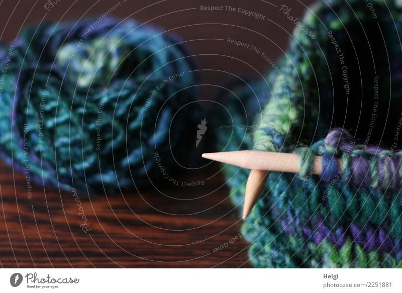 Freizeitspaß | Handarbeit Wolle Stricknadel Knäuel Wollknäuel Holz liegen authentisch einzigartig kuschlig Wärme blau braun grün türkis Freude gewissenhaft