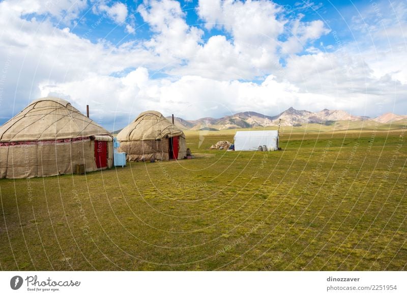 Jurten von Song Kul Lake, Kirgisistan Ferien & Urlaub & Reisen Tourismus Camping Sommer Berge u. Gebirge Haus Kultur Natur Landschaft Gras Wiese Hügel See Holz