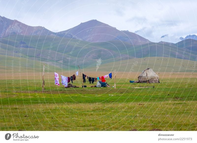 Jurte mit Wäschetrockner, Kirgisistan Ferien & Urlaub & Reisen Tourismus Camping Sommer Berge u. Gebirge Haus Kultur Natur Landschaft Gras Wiese Hügel See Holz