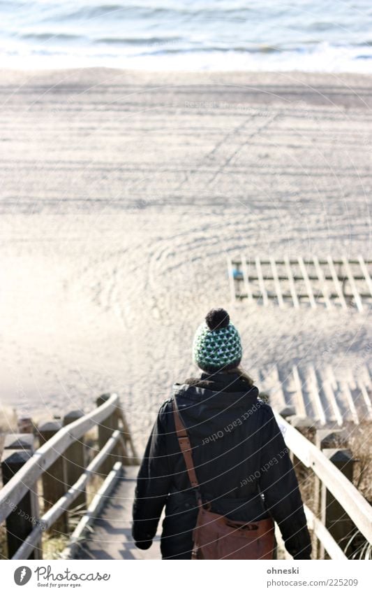 Downstairs Mensch 1 Urelemente Sand Wasser Wellen Küste Strand Nordsee Wege & Pfade Ferne Mütze Treppe Farbfoto Außenaufnahme Textfreiraum oben Sonnenlicht