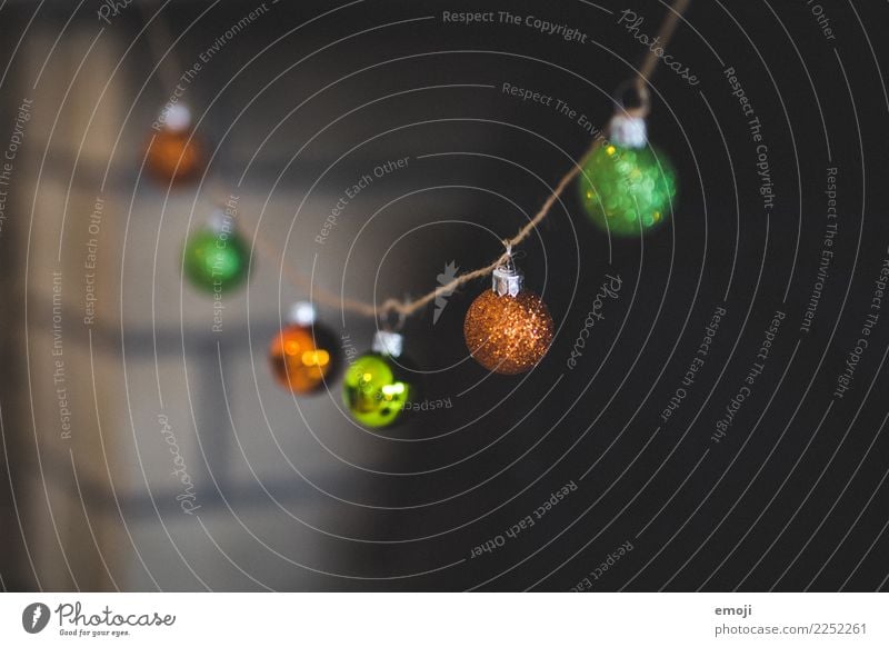 Girlande Dekoration & Verzierung Kitsch Krimskrams Christbaumkugel Weihnachten & Advent Weihnachtsdekoration grün orange Farbfoto Innenaufnahme Detailaufnahme