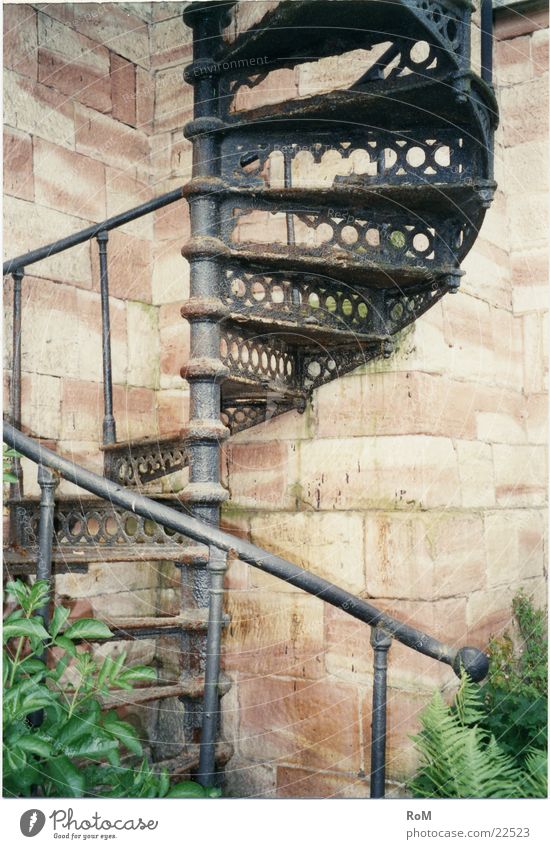 Wendelweg Wendeltreppe Verfall Gußeisen historisch Treppe Graffiti Geländer Metallhandwerk Rost Architektur