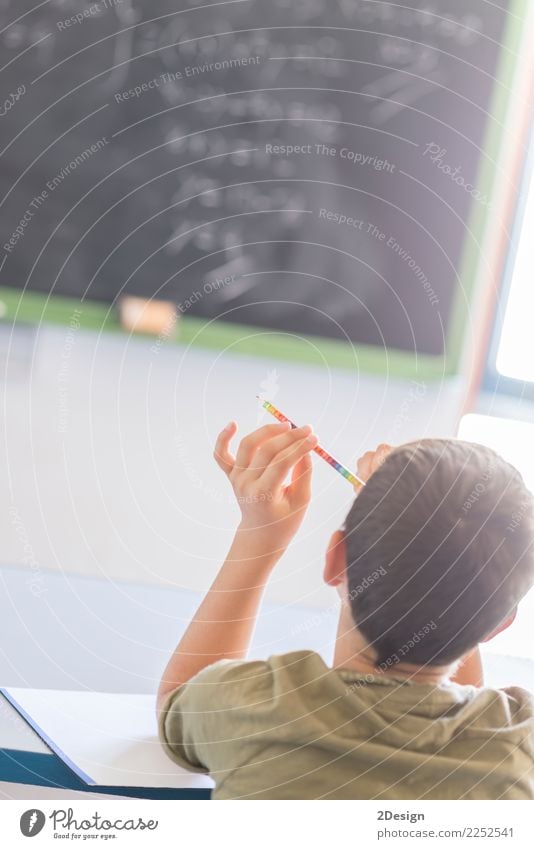 Kind, das den Unterricht an der Tafel besucht Schule lernen Klassenraum Lehrer Studium Prüfung & Examen Mensch Junge Mann Erwachsene hören Kaukasier Menschen