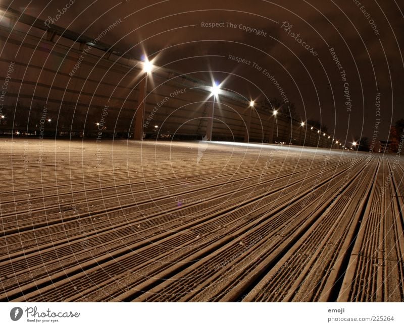 Night in Paris I Brücke dunkel braun Holz Licht Geländer Brückengeländer Boden Farbfoto Außenaufnahme Textfreiraum unten Nacht Lichterscheinung