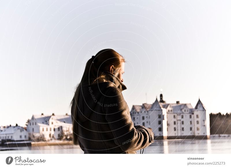 Lost in Translation Mensch feminin 1 Landschaft Schönes Wetter Burg oder Schloss ästhetisch schwarz weiß ruhig Farbfoto Gedeckte Farben Außenaufnahme