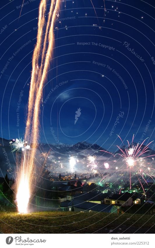 Alpenraketen I Feuer Luft Wolkenloser Himmel Nachthimmel Linie blau gelb gold Außenaufnahme Textfreiraum rechts Lichterscheinung Langzeitbelichtung Feuerwerk