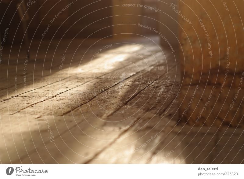 Bodenständig Dachboden Holz alt braun Farbfoto Innenaufnahme Nahaufnahme Muster Strukturen & Formen Menschenleer Tag Licht Schatten Sonnenstrahlen