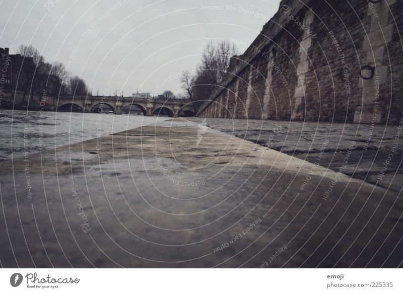 Tristesse Flussufer Brücke Mauer Wand alt kalt Boden Stein Steinmauer Steinboden trist grau Farbfoto Außenaufnahme Abend Froschperspektive Weitwinkel