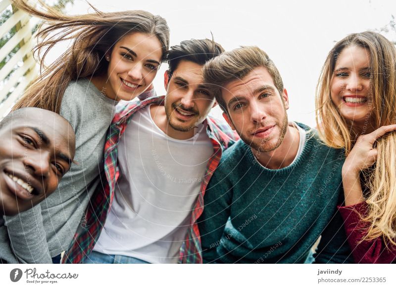 Multirassische Gruppe von Freunden, die Selfie nehmen. Lifestyle Freude Glück schön Freizeit & Hobby Ferien & Urlaub & Reisen Telefon PDA Fotokamera