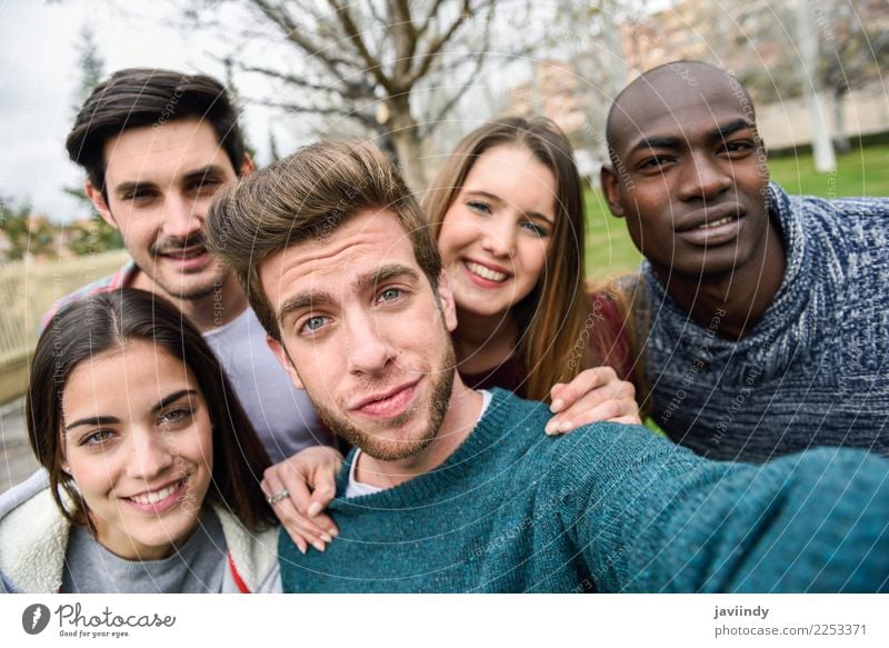 Multirassische Gruppe von Freunden, die in einem Stadtpark Selfie machen. Lifestyle Freude Glück schön Freizeit & Hobby Ferien & Urlaub & Reisen Telefon PDA