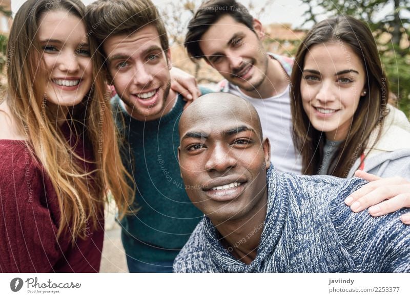 Multirassische Gruppe von Freunden, die zusammen Selfie spielen. Lifestyle Freude Glück schön Freizeit & Hobby Ferien & Urlaub & Reisen Telefon PDA Fotokamera