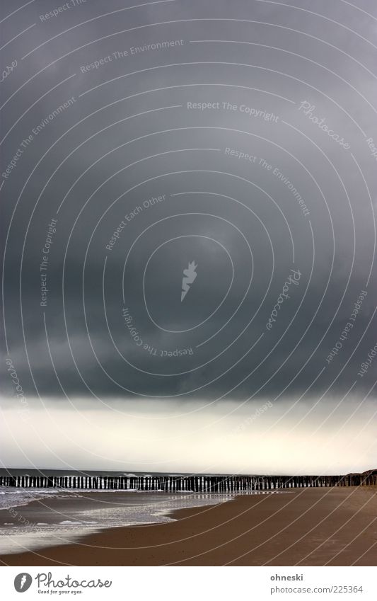 Wetter Landschaft Urelemente Sand Luft Wasser schlechtes Wetter Küste Strand Nordsee Buhne dunkel Einsamkeit Ferne Farbfoto Außenaufnahme Textfreiraum oben