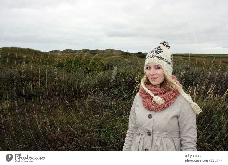 autumn no.2 Junge Frau Jugendliche 18-30 Jahre Erwachsene Natur Sträucher Wiese grau grün Farbfoto Außenaufnahme Tag Mütze Mantel Schal Heide Wolkenhimmel Gras