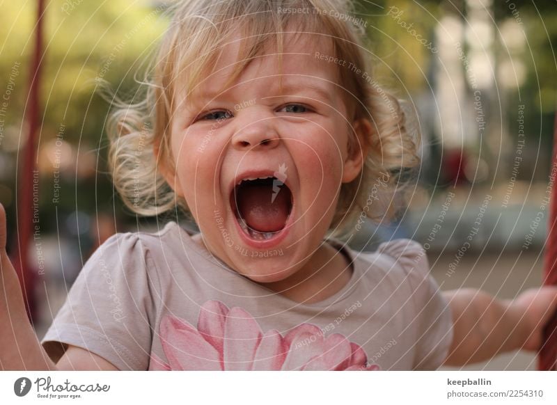 AHHH Freude Spielen Spielplatz Kindergarten feminin Mädchen Kopf 1 Mensch 3-8 Jahre Kindheit Park T-Shirt blond Locken schreien frech natürlich wild Farbfoto