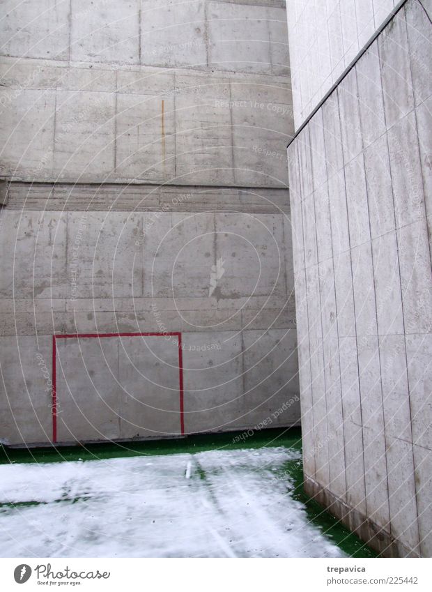 ... waende I... Häusliches Leben Ballsport Fußball Fußballplatz Umwelt Winter Haus Gebäude Architektur Mauer Wand Beton Zeichen kalt grau rot Stimmung