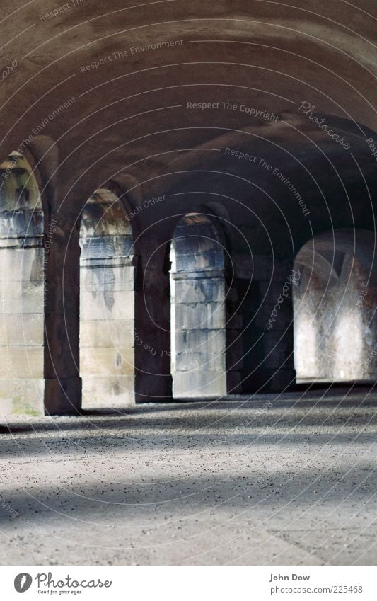 unter den arkaden Bauwerk Architektur Mauer Wand Fassade alt historisch ruhig ästhetisch Vergangenheit Denkmal Denkmalschutz Arkaden Säule Tonnengewölbe Gang