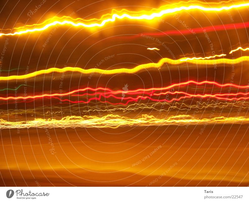 Stadtblitzgewitter Licht Streifen Blitze gelb rot eckig Langzeitbelichtung Belichtung Leucht hell