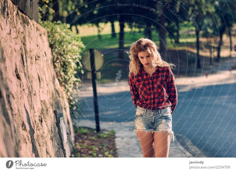 Schöne Frau mit dem langen blonden lockigen Haar. Lifestyle schön Haare & Frisuren Mensch feminin Junge Frau Jugendliche Erwachsene 1 18-30 Jahre Natur Herbst