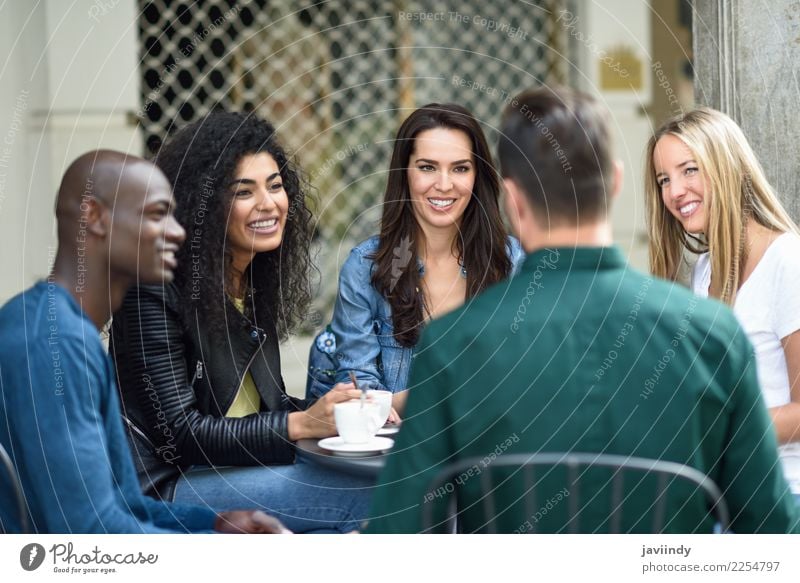 Mehrrassige Gruppe von drei Freunden bei einem Kaffee zusammen. Lifestyle kaufen Freude Glück schön Sommer Tisch Sitzung Mensch Junge Frau Jugendliche