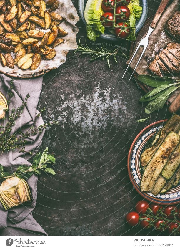 Rustikales Essen Hintergrund Lebensmittel Fleisch Wurstwaren Gemüse Salat Salatbeilage Kräuter & Gewürze Öl Ernährung Mittagessen Abendessen Büffet Brunch