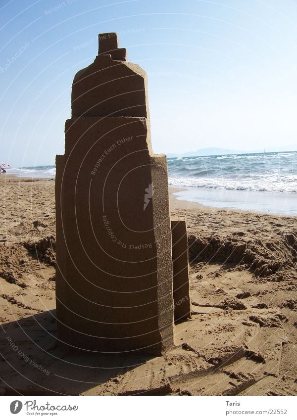 Sandburg Meer Strand Hochhaus dunkel Wand Architektur Schatten Himmel hoch Turm hell Linie