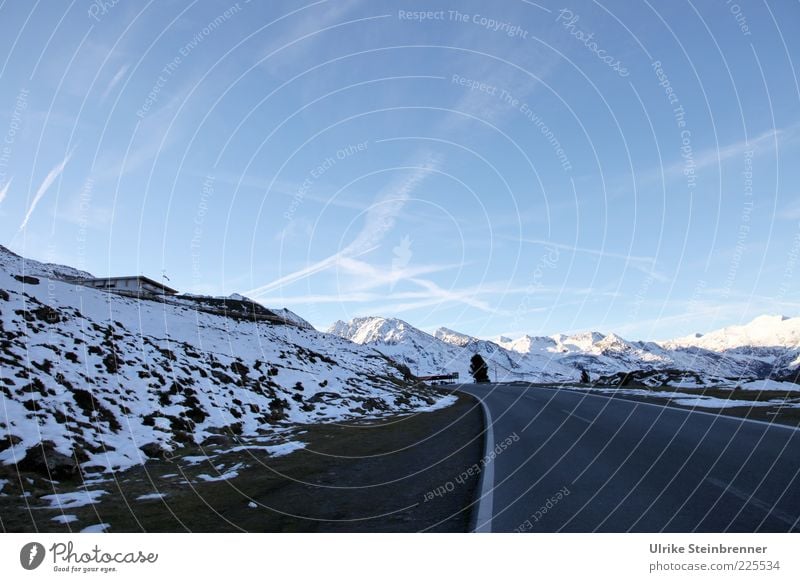 Passstraße auf das Timmelsjoch mit Mautstation Natur Landschaft Himmel Sonnenlicht Herbst Schönes Wetter Schnee Alpen Berge u. Gebirge Schneebedeckte Gipfel