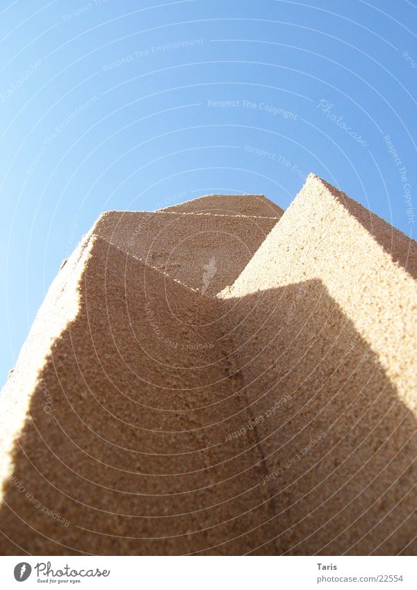 Sandwände Sandburg Strand Meer Schlagschatten Wand vertikal Architektur Sonne Schatten Ecke Spitze