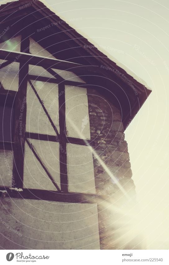 heute scheint die Sonne Haus Mauer Wand Fassade alt Sonnenstrahlen Blendenfleck Steinwand Altstadt Farbfoto Außenaufnahme Tag Lichterscheinung Sonnenlicht