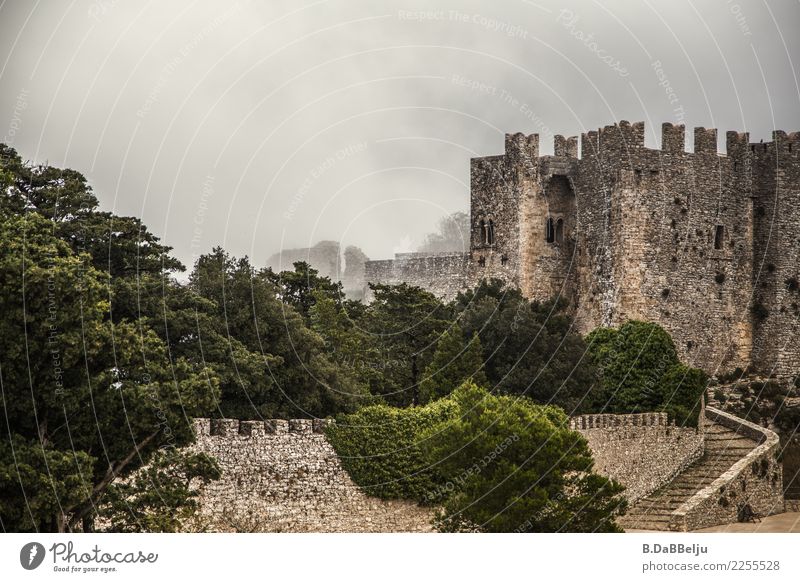 Das Castello di Venere in Erice im Nebel. Italien Sizilien Urlaub Tag Menschenleer Außenaufnahme Farbfoto Nebelwand Ritterburg wehrhaft Mittelalter