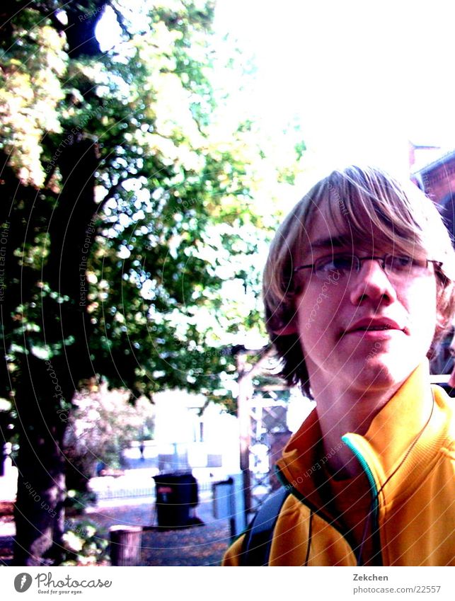 Tobias auf dem Schulhof Baum Mann