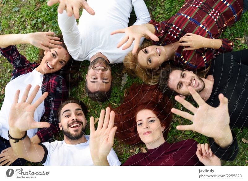 Gruppe junge Leute zusammen draußen im städtischen Park. Lifestyle Freude Glück schön Mensch maskulin feminin Junge Frau Jugendliche Junger Mann Erwachsene