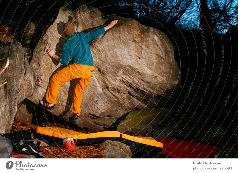 Boulder Cresciano Freizeit & Hobby Ferien & Urlaub & Reisen Abenteuer Klettern Bouldern Bergsteigen Mensch Umwelt Natur Kletterschuh Mütze Leidenschaft Farbfoto