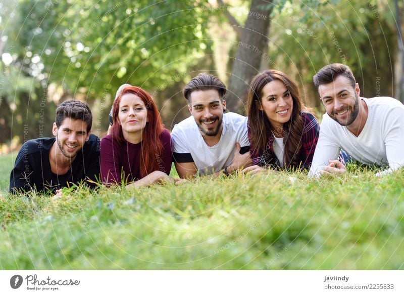 Gruppe junge Leute zusammen draußen im städtischen Park Lifestyle Freude Glück schön Mensch maskulin feminin Junge Frau Jugendliche Junger Mann Erwachsene