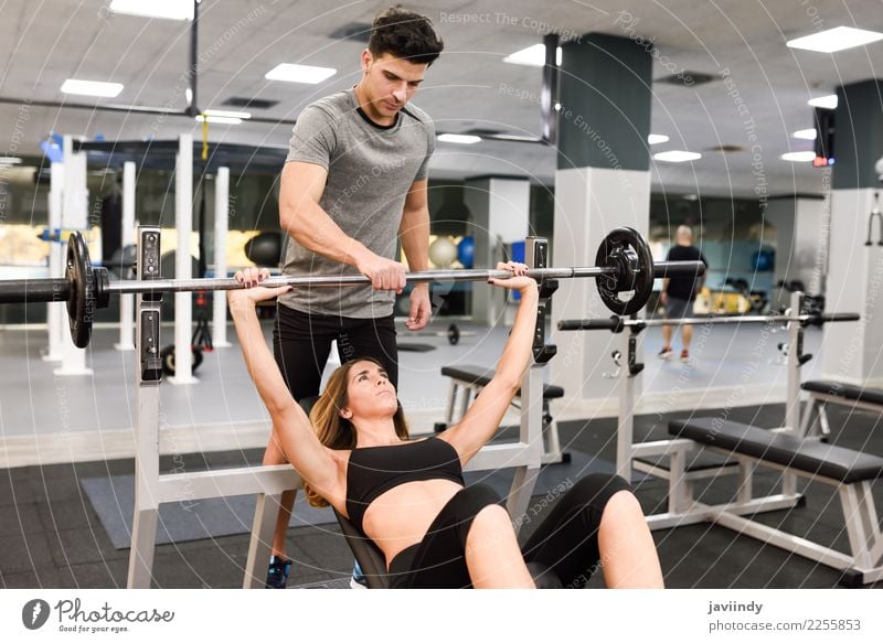 Persönlicher Trainer, der Gewichte einer junge Frau Aufzug motiviert Lifestyle Körper Sport Mensch maskulin feminin Junge Frau Jugendliche Junger Mann